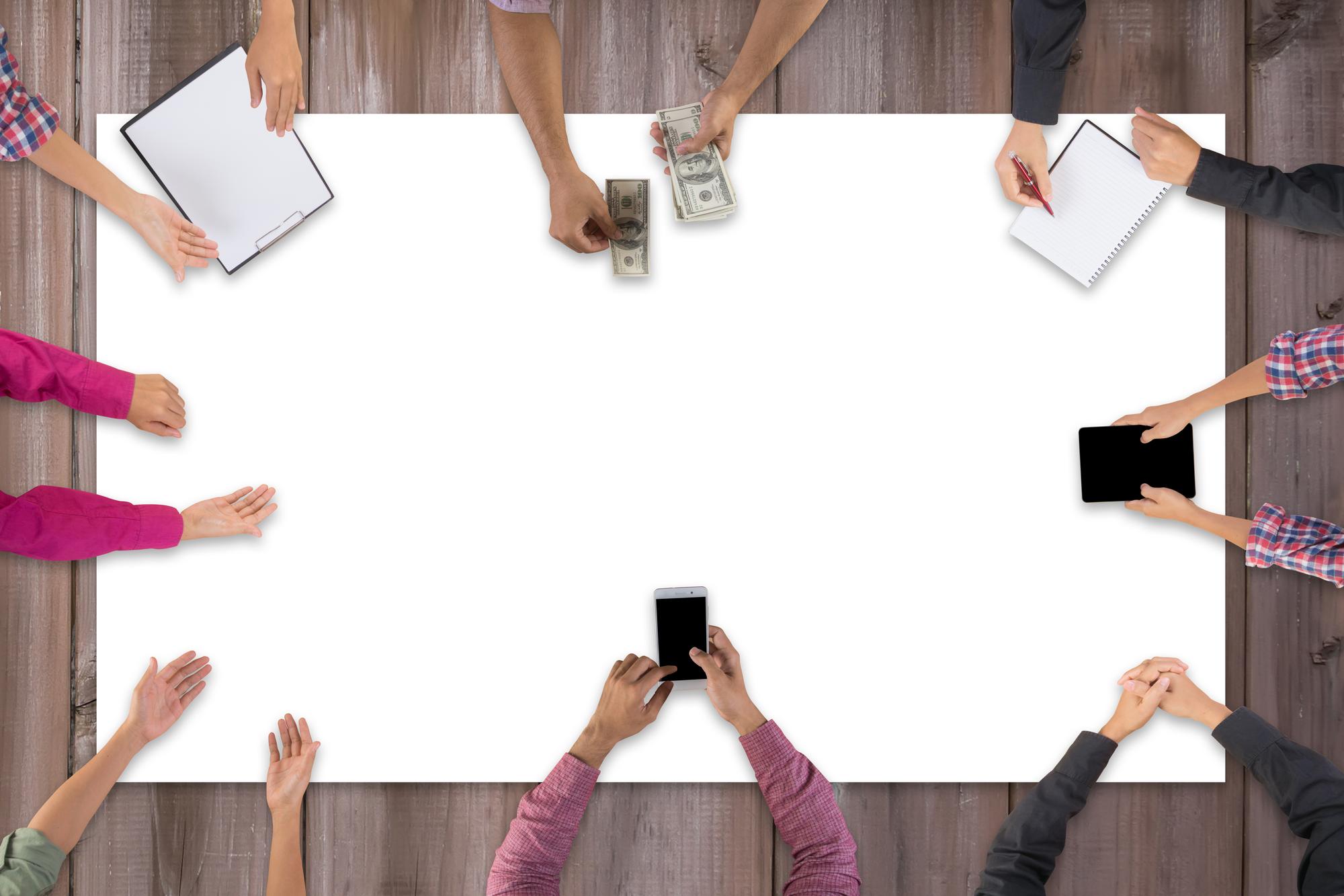 Workshopgruppe am Tisch mit Notizen